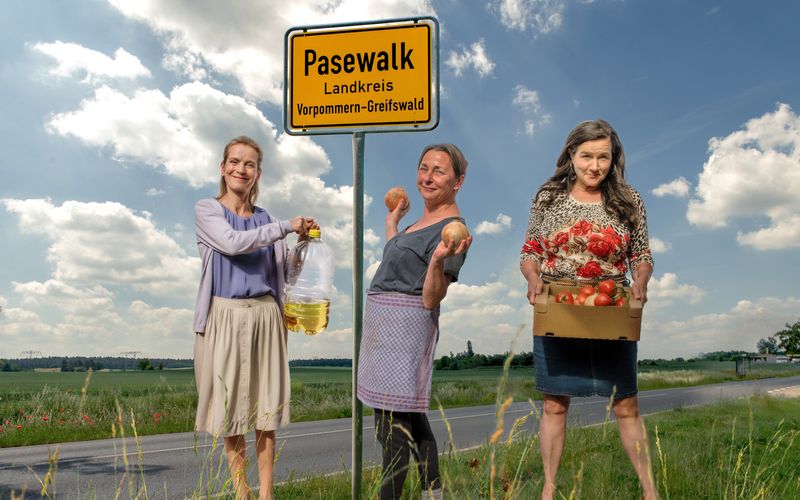 Angie (Judith Engel, links), Hilde (Steffi Kühnert, Mitte) und  Lore (Anne-Kathrin Gummich) möchten im Spielfilm "McLenBurger - 100% Heimat" mit hausgemachten Buletten durchstarten.