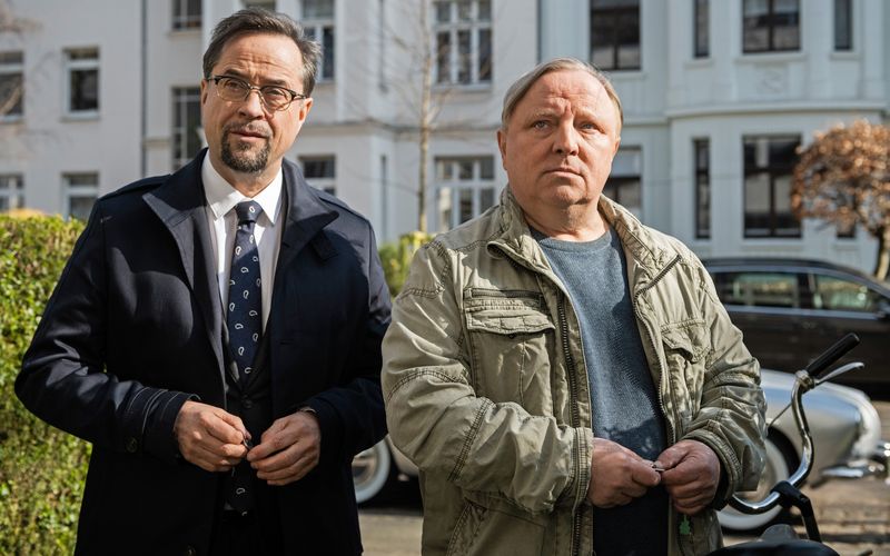 Kein Grund für so ernste Mienen: Mit ihrem Jubiläums-"Tatort" erreichten Rechtsmediziner Prof. Karl-Friedrichs Boerne (Jan Josef Liefers, links) und Kommissar Frank Thiel (Axel Prahl) am Sonntag besonders viele Menschen.