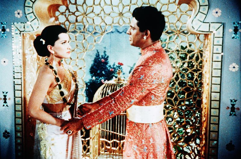 Der Maharadscha von Eschnapur (Walther Reyer) übergibt der schönen Tänzerin Seetha (Debra Paget) den Schmuck seiner verstorbenen Ehefrau, um ihr zu zeigen, dass er sie zu deren Nachfolgerin machen will.