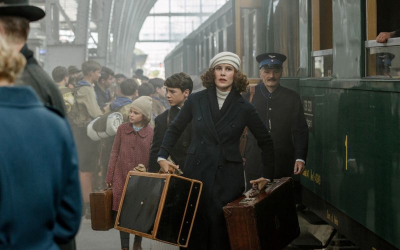 Gemeinsam mit ihren Kindern Anna (Riva Krymalowski, links) und Max (Marinus Hohmann) flüchtet Dorothea Kemper (Carla Juri) aus Deutschland.