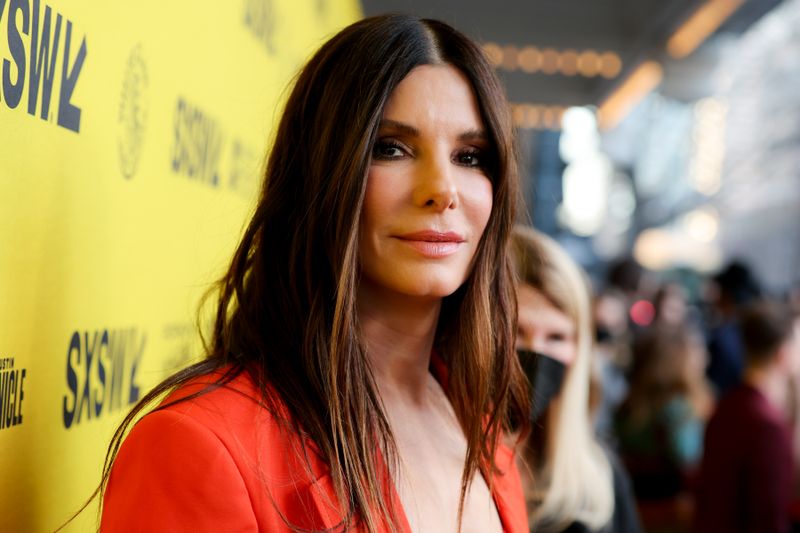 30 Jahre ist es her, seit Sandra Bullock mit "Speed" (1994) in die Riege der Hollywood-Topstars aufstieg. Obwohl die Schauspielerin als absoluter Publikumsliebling gilt, war auch sie nicht vor privaten und beruflichen Rückschlägen gefeit. Anlässlich ihres 60. Geburtstags am 26. Juli lassen wir das Leben und die Karriere der Deutsch-Amerikanerin Revue passieren ...