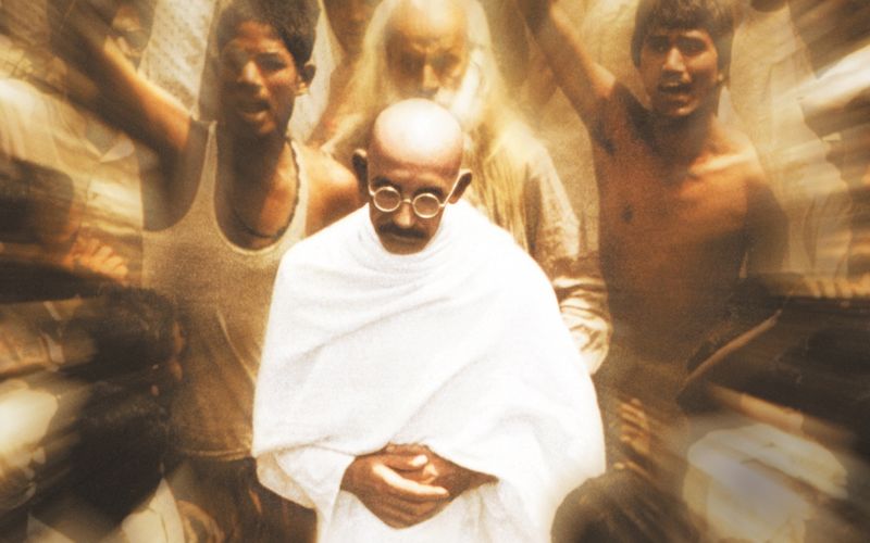 "Er träumte nicht vom Frieden, sondern erzwang ihn mit friedlichen Mitteln": Regisseur Richard Attenborough war ein großer Bewunderer von Mahatma Gandhi, nach 20 Jahren Vorbereitung brachte er 1982 endlich sein Meisterwerk über den berühmten indischen Unabhängigkeitskämpfer in die Kinos. "Gandhi" wurde für elf Oscars nominiert, von den acht Auszeichnungen ging eine an Hauptdarsteller Ben Kingsley (Bild).