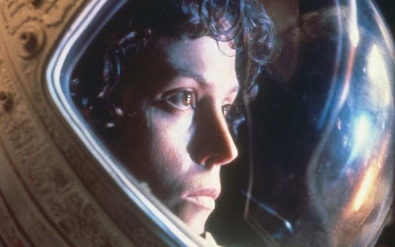 "Alien - Das unheimliche Wesen aus einer fremden Welt" schrieb 1979 aus mehreren Gründen Filmgeschichte. Einerseits wegen der Special Effects, mit denen das Weltraummonster von Regisseur Ridley Scott spektakulär in Szene gesetzt wurde. Zum anderen, weil Sigourney Weaver als Astronautin Ellen Ripley die erste weibliche Hauptrolle im Action-Genre übernahm. Ohne Furcht zeigt Ripley, wie man bissige Schleimer in die Schranken weist.