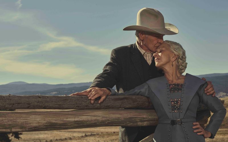 "1923" (Paramount+) ist bereits die dritte Ableger aus dem Yellowstone-Universum. Im Mittelpunkt des Prequels zu "Yellowstone" stehen das Ehepaar Cara (Helen Mirren) und Jacob Dutton (Harrison Ford). Während der Zeit der Großen Depression haben die beiden Farmer unter anderem mit einer schlimmen Dürre zu kämpfen - was zu erbitterten Kämpfen mit den Schafzüchtern um Banner Creighton (Jerome Flynn) führt.