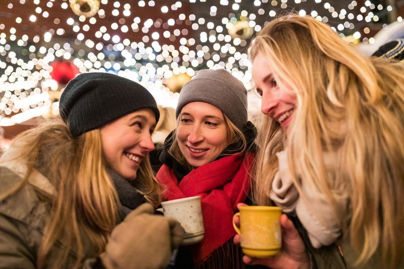 Ein Glühwein auf dem Weihnachtsmarkt gehört zur Adventszeit einfach dazu. Doch dafür müssen Sie nicht raus in die Kälte. Sie können auch daheim für den heißen Budenzauber sorgen und sich an Rezepten für Glühbier, Eierpunsch oder sogar Feuerzangenbowle versuchen... Angenehmer Nebeneffekt der Zubereitung: weihnachtlicher Duft im Haus!