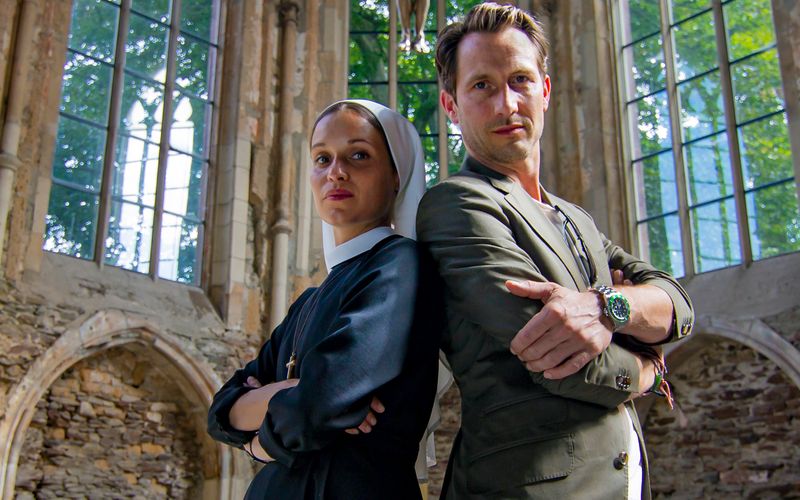 Um das Kloster zu retten, muss Nonne Charlotte (Kristin Suckow) mit dem hochnäsigen Geschäftsmann Conrad (David Rott) zusammenarbeiten.