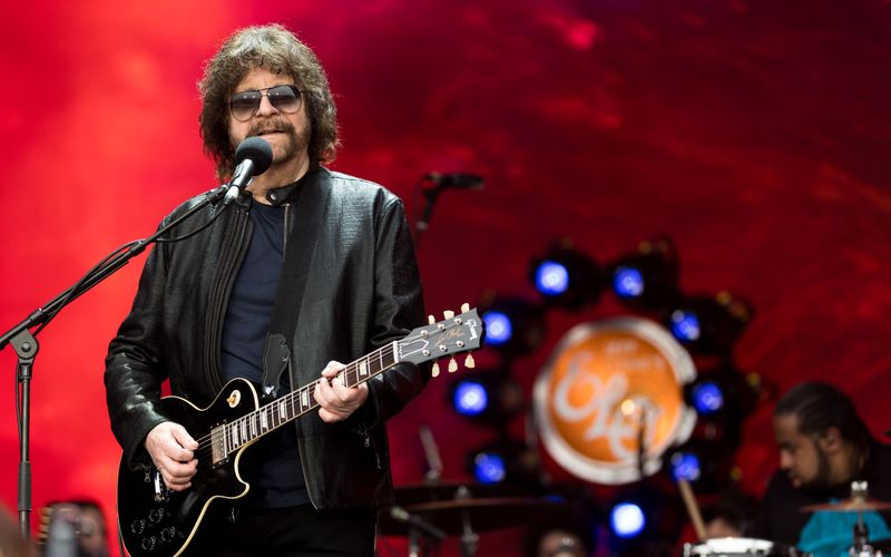 "Evil Woman", "Strange Magic", "Livin' Thing", "Don't Bring Me Down", "Xanadu", "Hold On Tight" ... Die Liste der großen ELO-Songs aus den 70-ern und 80-ern ist schier endlos. Insgesamt verkaufte die Band um Jeff Lynne (Bild), der am 30. Dezember 75 wird, über 50 Millionen Tonträger. Nach zwischenzeitlicher Auflösung ist die Rock-Pop-Gruppe seit 2014 wieder da, das letzte Album "From Out Of Nowhere" (2019) landete auf Platz eins in den britischen Charts.