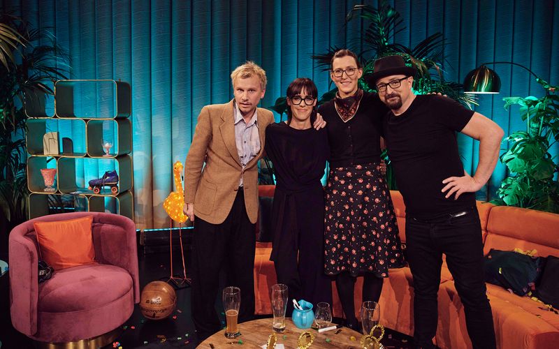 In der ersten Ausgabe ihrer neuen Talkshow "Karlsplatz" begrüßt Kabarettistin Eva Karl Faltermeier (zweite von links) den Schauspieler Robert Stadlober (links), die Kabarettistin Martina Schwarzmann und den Musikkabarettisten Helmut A. Binser. Gemeinsam sprechen sie über die Freuden und Leiden des Sports. 