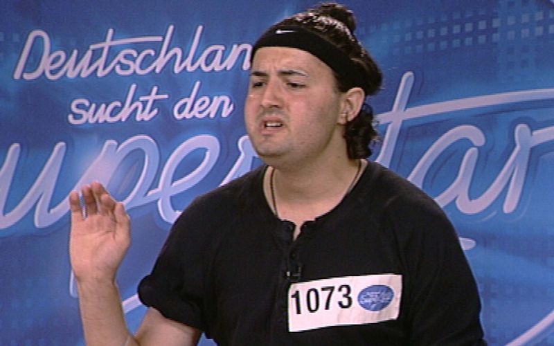 Ist er in Wirklichkeit der größte Star, den DSDS in 20 Jahren hervorbrachte? Kein Kandidat war - trotz mangelnden Gesangstalentes - so hartnäckig wie Menderes Bagci. Für ihn zahlte sich die Teilnahme an der RTL-Castingshow "Deutschland sucht den Superstar" letztlich aus. Und während viele der Gewinner inzwischen längst vergessen sind, so gibt es doch zahlreiche Stars, die ihre heutige Karriere DSDS verdanken ...