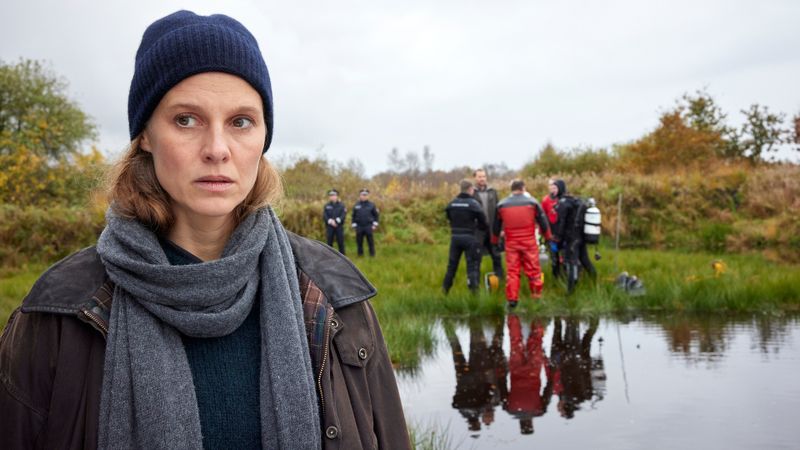 Ann Kathrin Klaasen (Picco von Groote) sucht nach dem Täter an der Stelle, an der die Leiche einer 16-Jährigen geborgen wird. Ihr Kollege Frank Weller (Christian Erdmann, vierter von links) spricht mit der Spurensicherung. Ann versucht, sich auf die Umgebung einzulassen, um so Hinweise zu erhalten.