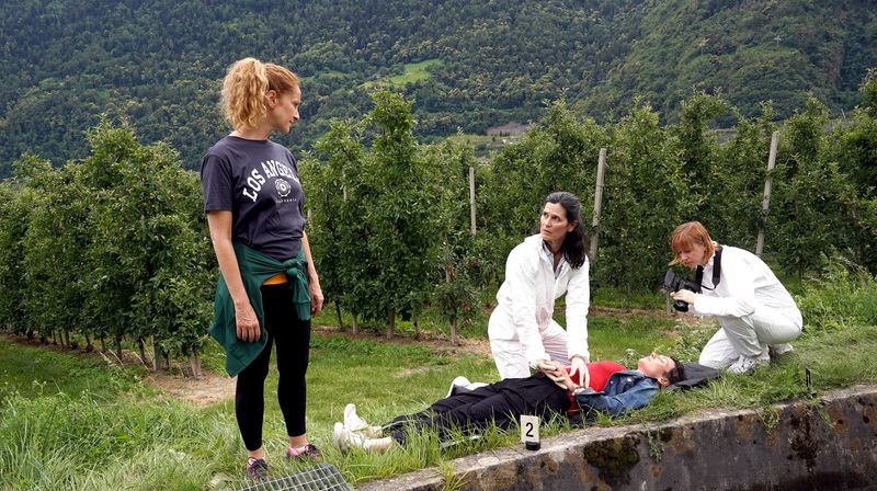 Nach dem Joggen: "Capo" Sonja Schwarz (Chiara Schoras, links) untersucht mit der Gerichtsmedizinerin Felicitas Pircher (Valentina Emeri) die Leiche aus dem Bewässerungskanal.