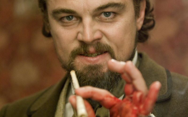 Hart in Nehmen: Leonardo DiCaprio blieb einfach in der Rolle, als er sich als Calvin Candie in "Django Unchained" verletzte, weil er wütend auf den Tisch schlug und dabei ein Glas zerbrach. Er ist aber längst nicht der einzige Hollywood-Star, der sich vor laufender Kamera verletzte ...