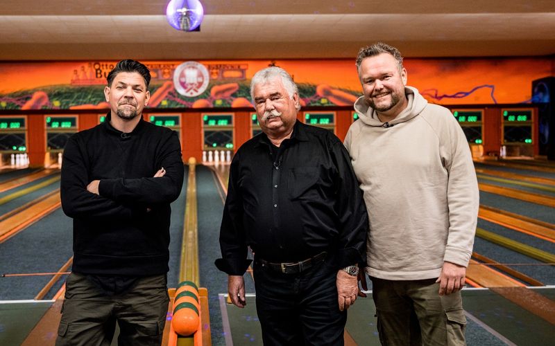 Die Stembergs warten: Tim Mälzer (links) nimmt es in Folge eins der neuen "Kitchen Impossible"-Staffel mit gleich zwei Gegnern auf.