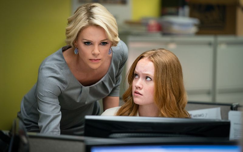 Megyn Kelly (Charlize Theron, links) arbeitet mit ihrer Assistentin Lily (Liv Hewson) eine Strategie aus, um Senderchef Roger Ailes zu stürzen, gleichzeitig ihre Karriere aber nicht zu gefährden.