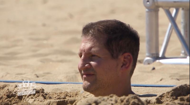 Bei "Leben leicht gemacht" (SAT.1) steht der Schweiß den Kandidaten auf der Stirn - und neuerdings den Trainern (Foto: Ramin Abtin) der Sand bis zum Hals. Hatten die Kandidaten genug von der Schinderei? Nein, die Grabaktion ist Teil der Challenge.