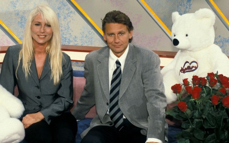 Er feierte bei "Herzblatt" seine Premiere als Fernseh-Moderator: Austro-Pop-Star Rainhard Fendrich ("Macho Macho", "I Am From Austria") übernahm 1993 die Sendung von Rudi Carrell. Der Österreicher führte in vier Jahren durch insgesamt 121 Folgen der Kuppelshow.