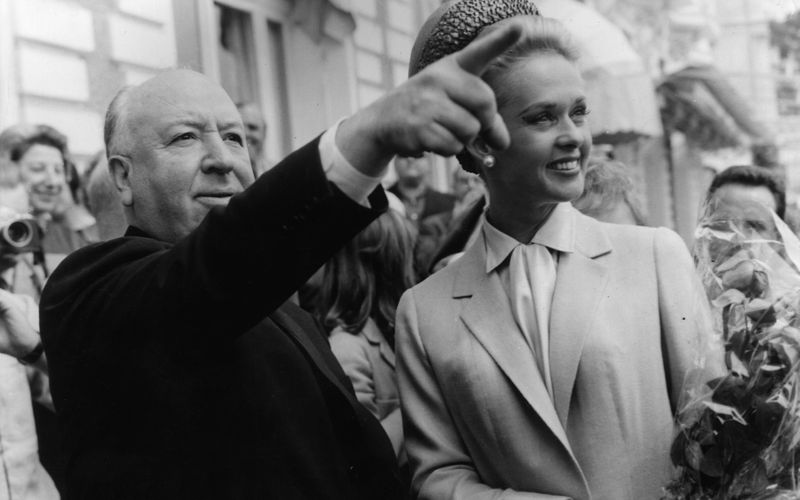 Tippi Hedren hatte die Ehre, mit Alfred Hitchcock zweimal zusammenzuarbeiten. Ehre oder Qual? Bekanntlich war der Dreh von "Die Vögel" für Hedren, die am 19. Januar ihren 95. Geburtstag feiert, extrem belastend. Schauspielerinnen hatten beim Meisterregisseur überhaupt einen schweren Stand. Meistens entsprachen sie einem bestimmten Typus, vor allem waren sie auffällig blond, wie die Galerie zeigt. 