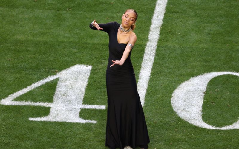 Sie ist der heimliche Star des diesjährigen "Super Bowl": Während Rihannas Halbzeitshow war Justina Miles als Gebärdensprachen-Dolmetscherin zu sehen.