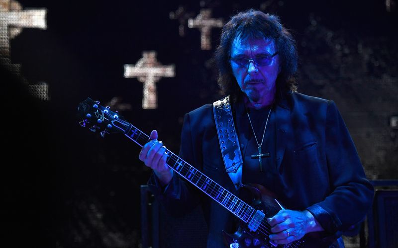 Es muss laut sein, es muss hart sein und es muss gut riechen: Tony Iommi, langjähriger Gitarrist von Black Sabbath, liebt gute Parfüms. Über Jahre sammelte er mit großer Leidenschaft verschiedene Düfte, meist deckte er sich im Rahmen der Black-Sabbath-Touren mit neuen Fläschchen aus aller Welt ein. Vor einiger Zeit brachte Iommi sogar ein eigenes Parfüm auf den Markt, das nach Moschus, Leder und Karamell riecht.