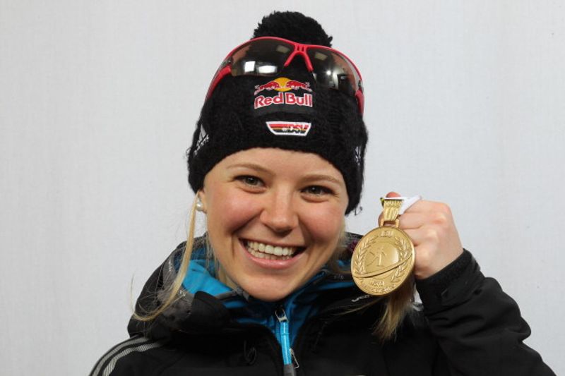 Eine strahlende Siegerin: Miriam Neureuther, damals noch Miriam Gössner, mit der Goldmedaille im Mannschafts-Wettbewerb bei der WM 2012 in Ruhpolding.