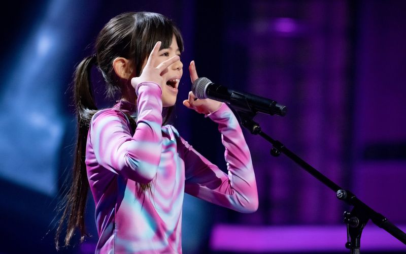 Die elfte Staffel "The Voice Kids" startet am Freitag zur Primetime bei SAT.1 mit einem bewegenden Auftritt der elfjährigen Fia. Sie performt den Jessi J.-Hit "Flashlight" zusätzlich in englischer Gebärdensprache. Damit rührt sie die Coaches bei den Blind Auditions zu Tränen. 