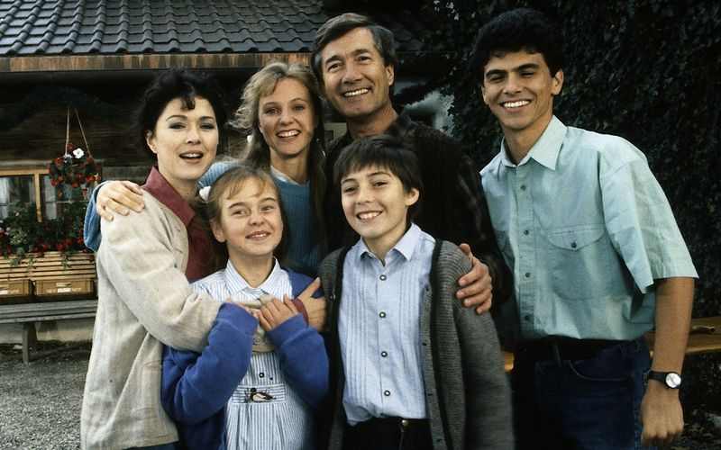 Über Jahrzehnte eine der beliebtesten TV-Serien: Von 1988 bis 2013 begeisterten die Geschichten rund um Förster Martin Rombach (Christian Wolff, Bild, zweiter von rechts) und seine Familie die Zuschauer. "Forsthaus Falkenau" ist derzeit komplett in der ZDF-Mediathek verfügbar, wir zeigen Ihnen, was die Darsteller heute machen ...