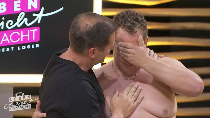 Auch Fighter weinen: Bei "Leben leicht gemacht - The Biggest Loser" (SAT.) geht's auf die Zielgerade. Die Kandidaten (Bild: Daniel) und ihre Nerven werden dünner. Schwerstarbeit für die Coaches (Bild: Ramin Abtin, links). 