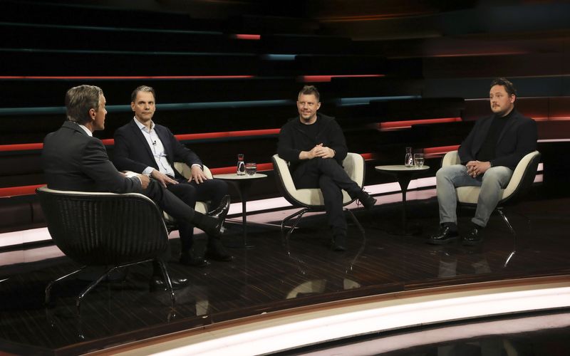 Die ZDF-Runde debattierte am Dienstag über die Gefahren Künstlicher Intelligenz, von links: Gastgeber Markus Lanz, Martin Knobbe, Linus Neumann und Florian Flade.