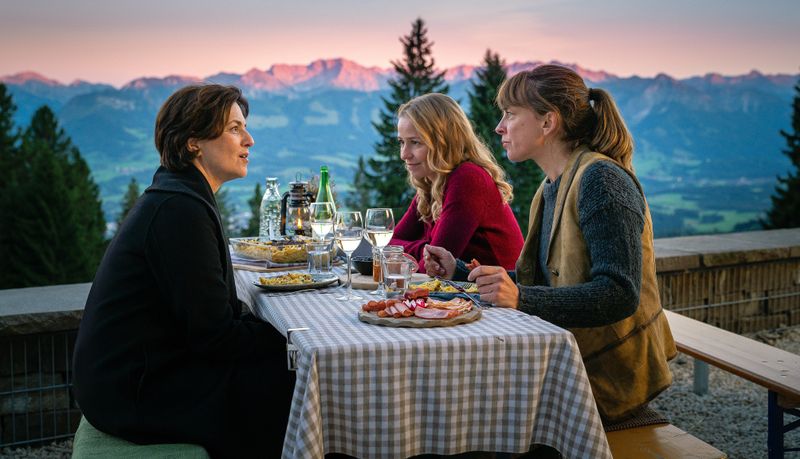 Besuch bei den Huber-Schwestern: Die Witwe Margot Walser (Martina Gedeck, links) hat sich bei Marie (Catherine Bode, rechts) und Lisa Huber (Theresa Scholze) einquartiert.