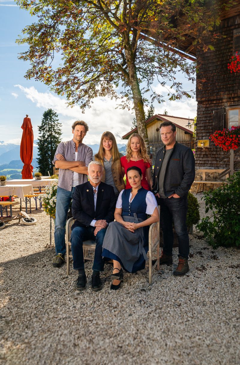 Endlich neue Folgen von "Daheim in den Bergen" (ARD, am 05. und 12.05.) auf den Höfen der Familien Huber und Leitner im Allgäu (von links,hinten): Georg (Thomas Unger), Marie (Catherine Bode), Lisa (Theresa Scholze)und Florian (Florian Panzner) sowie Karl (Christoph M. Orth) und Karin Leitner (Judith Toth).