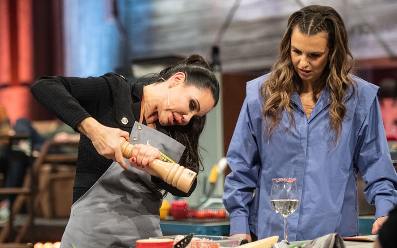 The Queen was very amusing: Dschungelkönigin Djamila Rowe brachte Moderatorin Laura Wontorra (rechts) bei "Grill den Henssler" mehrfach aus dem Konzept und das Publikum zum Lachen.