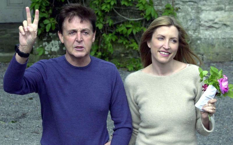 Als Paul McCartney und Heather Mills 2001 ankündigten, heiraten zu wollen, freute sich nicht nur die Musikwelt mit dem Ex-Beatle. Dass sein Glück mit seiner zweiten Ehefrau nur kurz währen sollte, ahnte er damals sicher nicht. Und auch nicht, dass Mills bei der Scheidung einen großen Teil seines Vermögens bekommen wollte. Wie viel McCartney zahlen musste, welche Prominenten nach einer Scheidung besonders tief in die Tasche greifen mussten, zeigt die Galerie ...