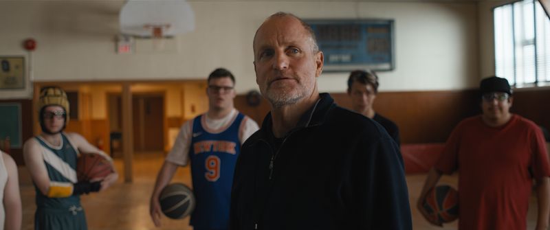 Woody Harrelson (61) verrät im teleschau-Interview, nach welchen Kriterien er seine Rollen auswählt. Jüngst stand er für die Sport-Komödie "Champions" (ab heute, 27. April, im Kino) vor der Kamera. Darin spielt er den exzentrischen Basketballtrainer Marcus.