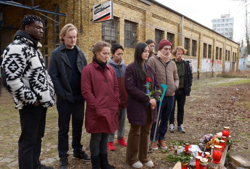 Tom (Leo Meier, zweiter von links), Jörn (Vincent zur Linden, rechts), Aleyna (Sogol Faghani, Mitte) und die anderen Kurierfahrerinnen und Kurierfahrer haben eine Mahnwache für ihre tote Kollegin und Schwester organisiert.