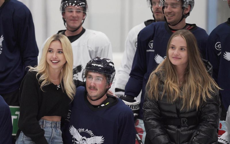 "Ich saß noch nie auf einem fremden Typen": Shania und Davina posieren mit Eishockey-Spielern.