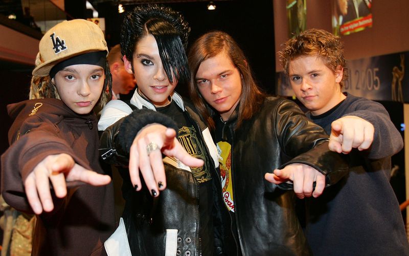 Über 15 Jahre ist sie her, die Blütezeit von Tokio Hotel. Wenn der Bandname fällt, hat man noch immer die kleinen Jungs vor Augen, die damals die internationalen Charts wie ein Monsun stürmten. Doch Bill Kaulitz und Co. erlitten das Schicksal vieler Teenie-Stars ... Die Bildergalerie blickt auf eine bewegte Karriere zurück.