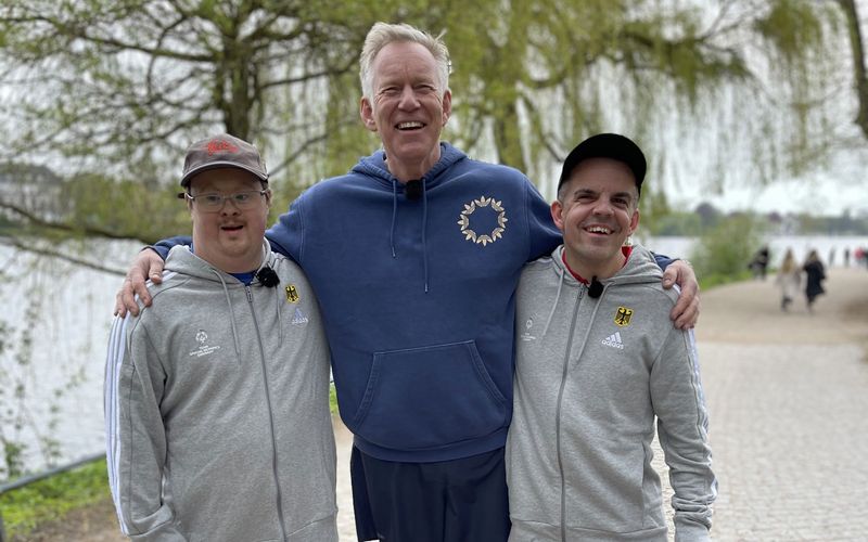 Tom Krohn (links) und Stefan Schlehan (rechts) treten für das deutsche Hockey-Team bei den Special Olympics an. Für eine MagentaTV-Doku trainierten sie mit Johannes B. Kerner.