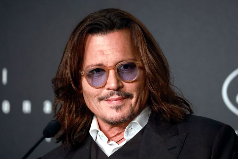 Er war einst ein König in Hollywood - und ist tatsächlich mit König Charles III. verwandt: Nicht nur Johnny Depp, auch zahlreiche weitere Hollywood-Stars sind entfernte Verwandte des britischen Königs oder royaler Abstammung, wie unsere Bildergalerie zeigt ...