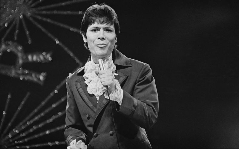 Mit "Move It" versuchte Cliff Richard sich 1958 noch als echter Rock'n'Roller, später wurde er mit Hits wie "Living Doll", "Lucky Lips" (deutsche Version: "Rote Lippen soll man küssen") und "The Young Ones" zum größten britischen Popstar der 60er-Jahre (bevor die Beatles kamen). 1968 trat er für Großbritannien beim Eurovision Song Contest (Bild) an und belegte mit "Congratulations" den zweiten Platz.