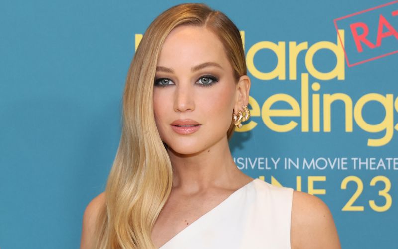 Zurück nach Babypause: Mit "No Hard Feelings" (Kinostart: 22. Juni) meldet sich Jennifer Lawrence auf der großen Leinwand zurück. Trotz längerer Auszeit ist der "Panem"- und "X-Men"-Star immer noch eine der gefragtesten Darstellerinnen in Hollywood. Wie ihre Karriere begann, welche Höhe- und Tiefpunkte sie erlebte, zeigt die Galerie ... 