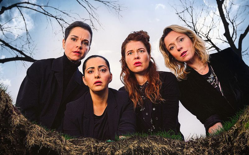 Von links: Die Freundinnen Franziska (Susan Hoecke), Samira (Elmira Rafizadeh), Meike (Meike Droste) und Nadine (Friederike Linke) müssen auch in Staffel zwei der ZDF-Serie "Wendehammer" ihre Leben und ein unschönes gemeinsames Geheimnis auf die Kette kriegen.