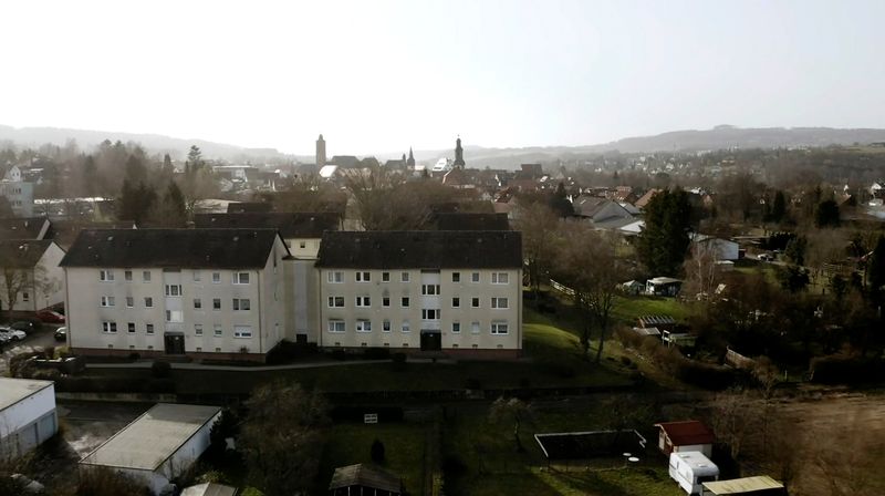 Das Erste wiederholt eine Kurzfassung der True-Crime-Reportage "Die Kettensägenfrau" zu später Stunde. Tanja B. verübte ein Verbrechen an ihrem Freund, das einem Blutbad glich. Wie ermitteln Polizei und Staatsanwaltschaft in so einem Fall? Markus Cebullas Doku klärt auf.