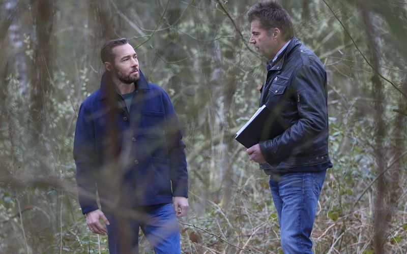 Zurück an den Ort des Grauens: ZDF-Journalist Sven Voss begleitet den ehemaligen Kriminal-Ermittler Gerhard Hoppmann (rechts) an den Fundort der einst brutal entstellten Leiche.