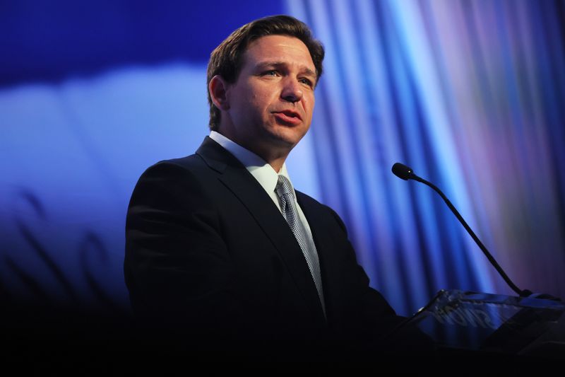 Mit einem homophoben Wahlwerbespot macht Ron DeSantis aktuell Schlagzeilen.