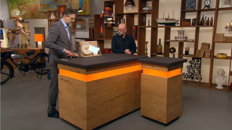 Ein getrocknetes Stück Kuchen auf einem Pappteller? Kann das Kunst sein? Es kann, wie die Montagsausgabe der ZDF-Trödelshow "Bares für Rares" bewies.