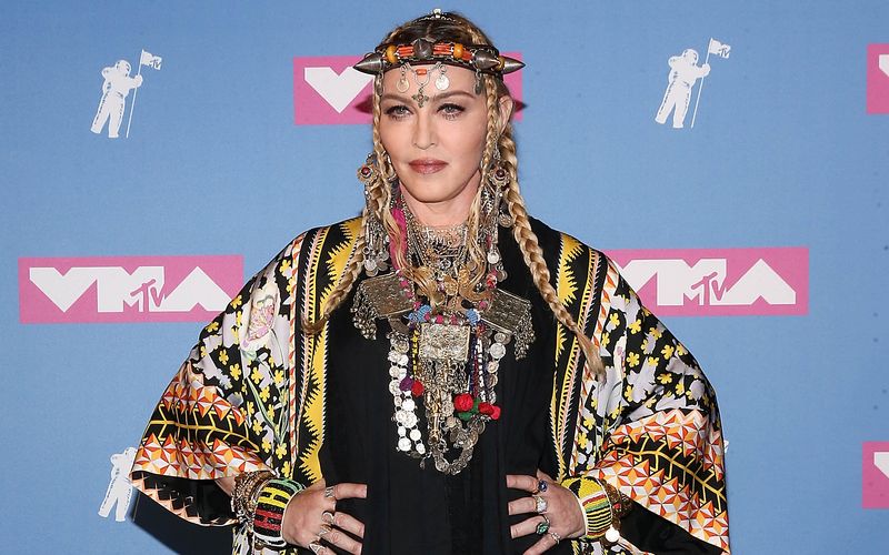 Madonna hat sich zum ersten Mal seit ihrem Krankenhausaufenthalt Ende Juni zu Wort gemeldet. Ihre Europa-Tour möchte die 64-Jährige nicht verschieben.