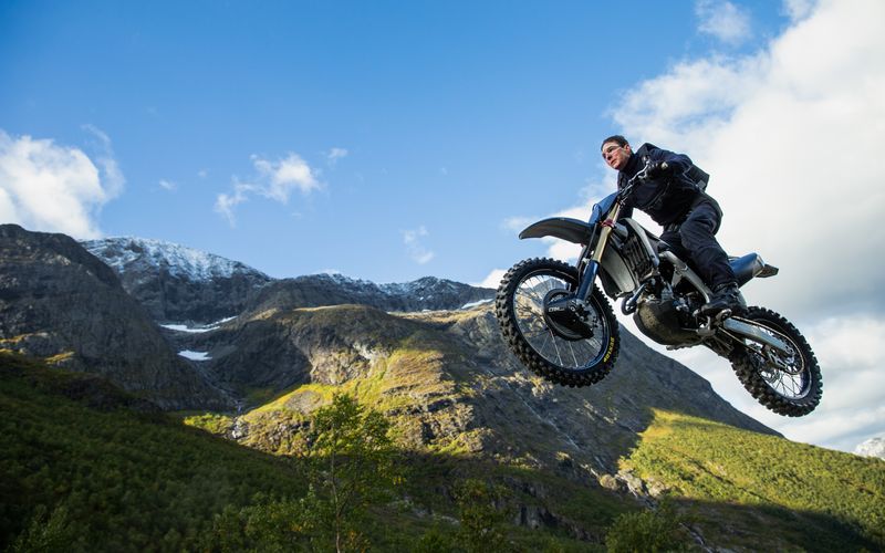 Es sei der "wahrscheinlich größte Stunt der Kinogeschichte", lassen die Macher von "Mission: Impossible - Dead Reckoning Teil eins" selbstbewusst wissen. Und fürwahr: Es ist ein Spektakel sondergleichen. Agent Ethan Hunt rast im 2023er-Ableger der Action-Reihe zunächst mit einem Motorrad über eine Klippe in den Bergen Norwegens, ...