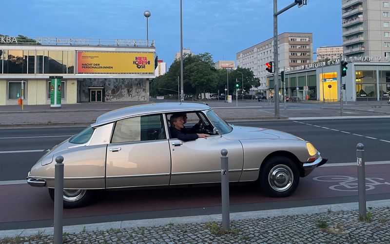 "Morgens um vier", wenn die meisten anderen Menschen schlafen, tuckern Element of Crime mit einem alten Citroën durch Berlin.