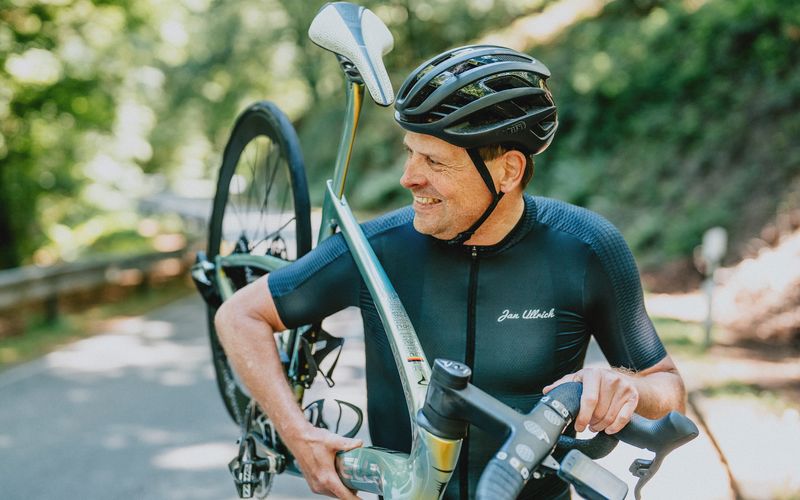 Für die mehrteilige Dokureihe "Jan Ullrich - Der Gejagte" blickt der 49-Jährige auf die wichtigsten Stationen seiner Karriere zurück - und auch auf die dunkelsten Kapitel seines Lebens.