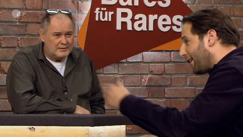 "Ich weiß immer noch nicht, was man damit tun soll", gestand Walter Lehnertz (links). Schmitz-Avila (rechts) erklärte ihm die Funktionsweise geduldig. Witzig: Währenddessen wurde die Melodie von "Die Sendung mit der Maus" eingespielt.